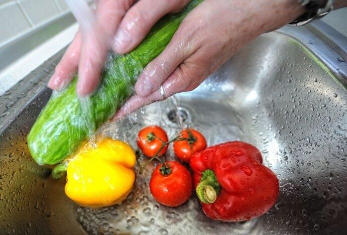 Om parasitaire infectie te voorkomen, is het noodzakelijk om groenten te wassen voor het eten. 